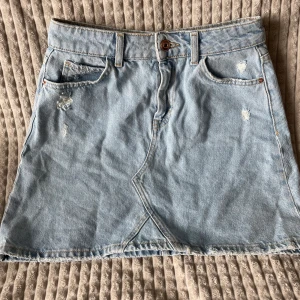 Mid/low waist jeans kjol  - Ljusblå mid/low waist jeans kjol ifrån Zara, köptes förra året men har inte kommit till använding, slitningarna är en del av designen. Pris kan diskuteras 