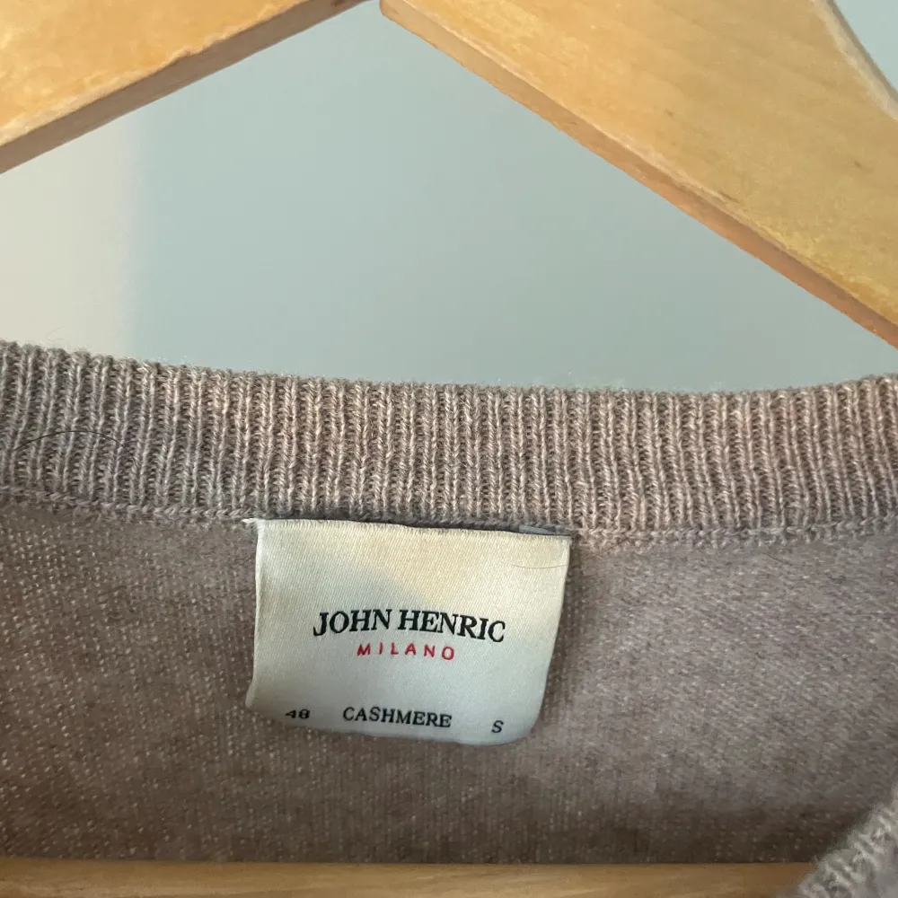 Väldigt fin John Henric cashmere sweatshirt i storlek S och sitter väldigt bra. Skicket är 8/10. Skriv om du har några funderingar. Tröjor & Koftor.