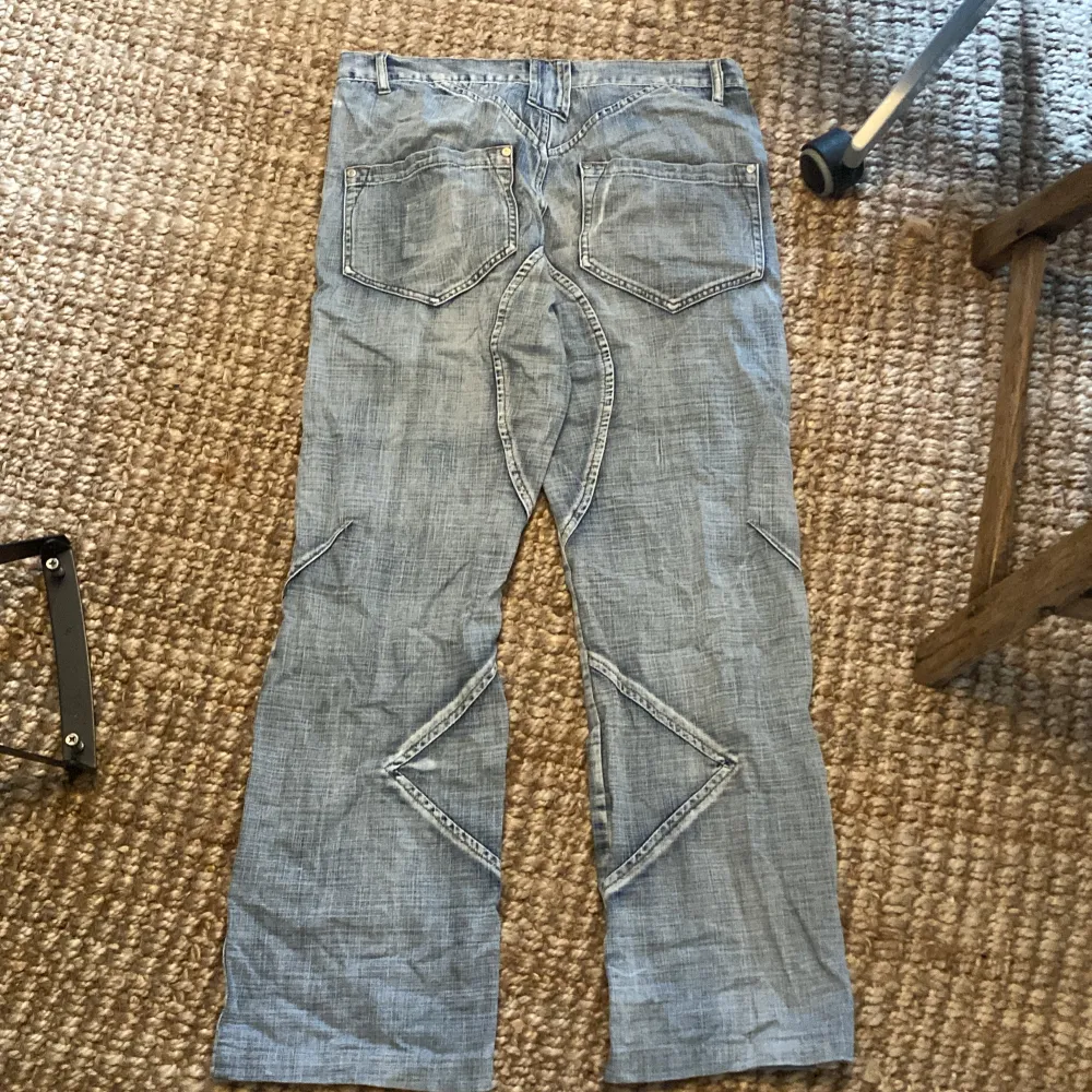 Ännu ett par tvär feta brallor från märket skeleton med lite flared passform, köpta för ungefär 1 och ett halvt år sedan men fortfarande nykvalitet😉. Jeans & Byxor.