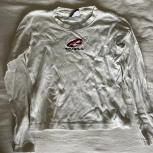 Långärmad vit tröja - Långärmad vit tröja från o’neil, något kortare i magen så slutar precis nedanför naveln. Köparen står för frakt 