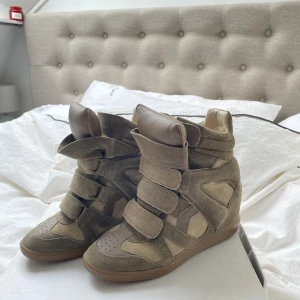 Äkta Isabel Marant  - Super snygga Isabel Marant skor som såklart är äkta! Skorna är i nyskick och kartong medföljer🩷hör av er vid frågor 