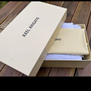 Alex Arigato - Jätte fin och fräsch. Ny pris 2500kr  Priset kan diskuteras vid snabb affär.priser kan diskuteras vid snabb affär