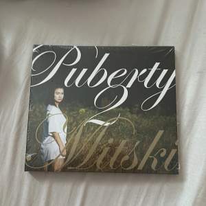 En cd-skiva av Mitski’s album Puberty 2. 💓 Oöppnad.
