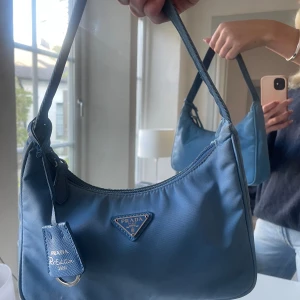 Prada re-edition 2000 - Prada re-edition 2000 Nylon, blå Köpt 2020 på Pradas hemsida Nypris 11 500