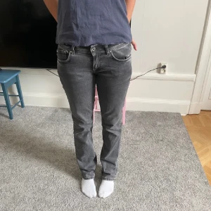Skitsnygga pepe jeans!! - Säljer mina fina pepe jeans!! Älskar dessa passar till allt men kommer inte till lika mycket användning länge. Storlek 28x32 och passar mig som är 167. Väldigt bra skick nytt pris runt 1000kr!! 