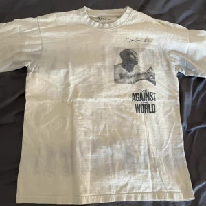 T-shirt  - Använd i 1 år och den är i storlek Xs