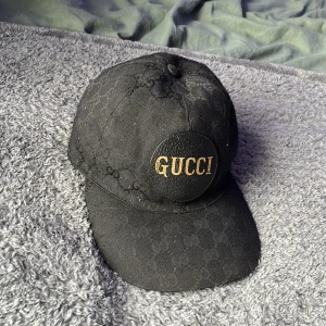 Svart gucci keps - Sällsynt gucci keps i fint skick 8/10 i storlek S(57cm) har ej kvitto eller box men den är (ÄKTA)!!