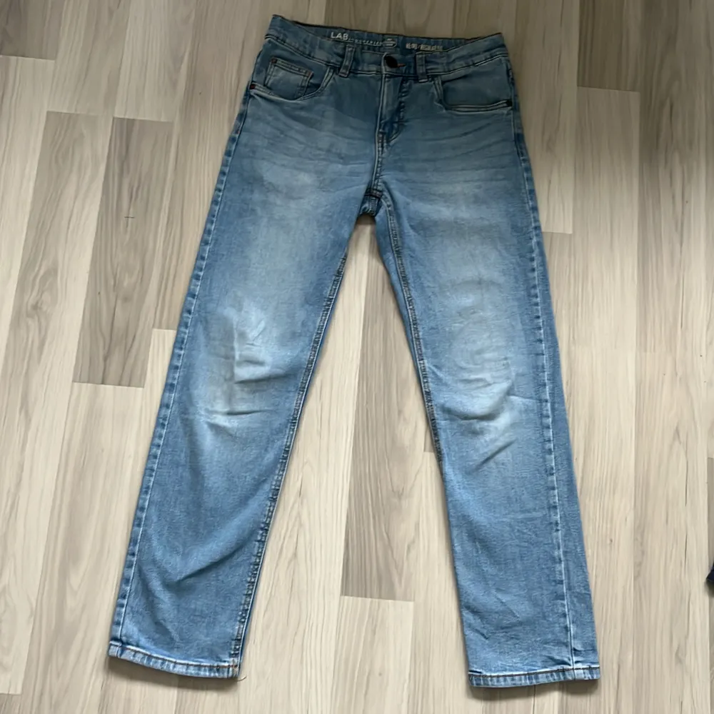 Hej! Säljer ett par jeans från Kappahl! Riktigt fin färg och dom är fåtal gånger använda! Modellen är baggy i storleken 160 cm men sitter slim vid ca 170 cm.🤝Riktigt snygga till sommaren! Skriv vid minsta intresse mvh DC 🙌. Jeans & Byxor.