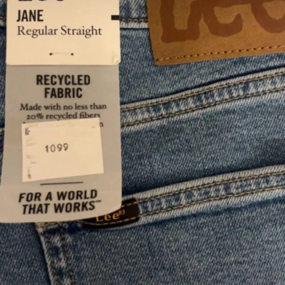 Jag säljer minna helt nya lee jeans, då de inte riktigt är min stil💙 priser går att diskutera vid snabbt köp! Köpta för 1 099kr. Jeans & Byxor.