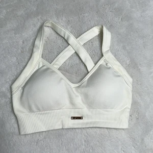 Sport bh  - Vit sport bh i modellen ”PRECIOUS” från www.astaniwear.com Oanvänd, felplacerad logga Strl: S