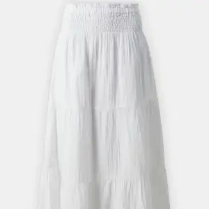 Vit lång kjol perfekt till sommaren som inte har kommit till användning 
