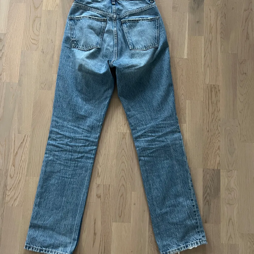 Blåa raka jeans från zara i storlek 32, passar storlek XS, för långa på mig som är 160. I fint skick utan defekter eller andra anmärkningar.. Jeans & Byxor.