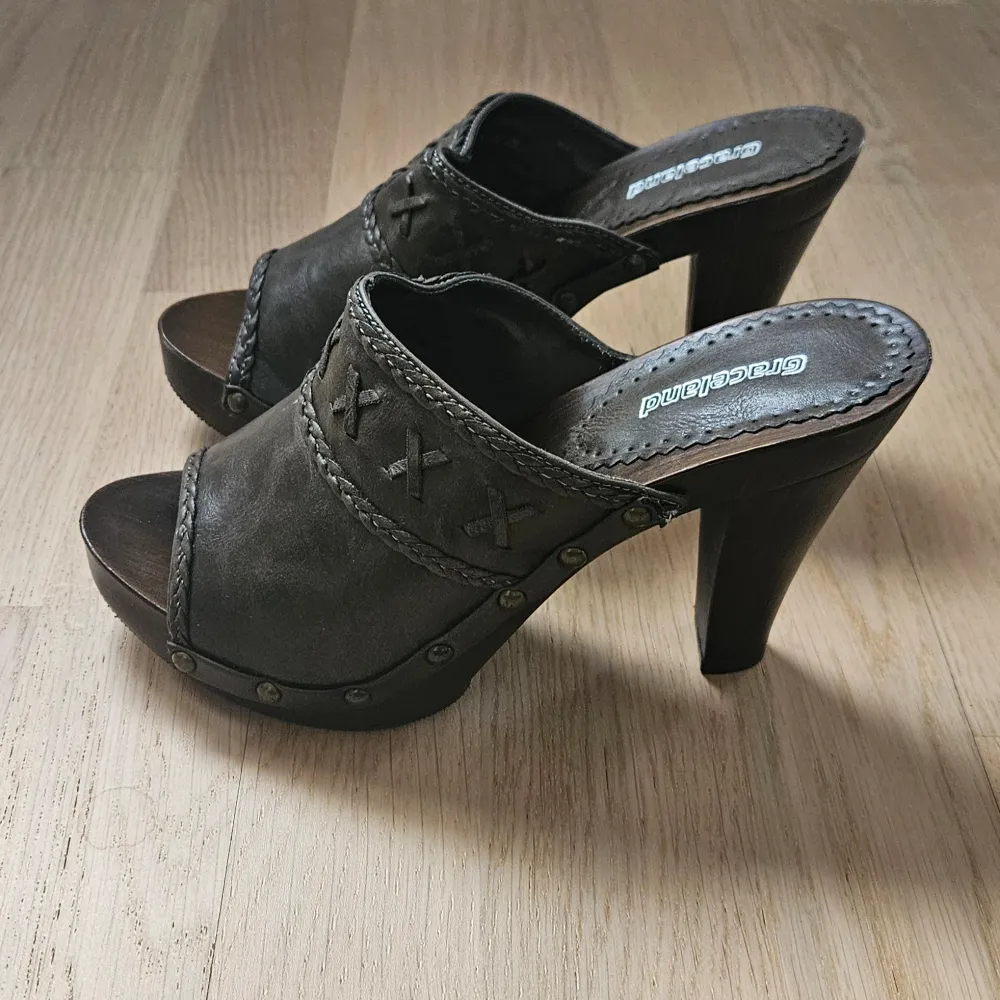 Fina sandaletter i storlek 36, klackhöjd 9 cm. Skorna är oanvända och i mycket fint skick. Säljer då de inte längre passar min stil.. Skor.