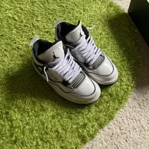 Nike Jordan 4 DIY helt nya endast provade! Skick 9,5/10. Säljer då de ej passade. Säljer billigt i behov av pengar! Självklart autentiska!! Skickar fler bilder vid intresse. Pris kan diskuteras. Nypris på dessa går för 2500kr, billigast på marknaden!