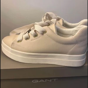 GANT dam sneakers - Säljer mina nya GANT Avona sneakers pga fel storlek (36). Nypris 1 695sek.  Använda endast en gång, ca 2h.