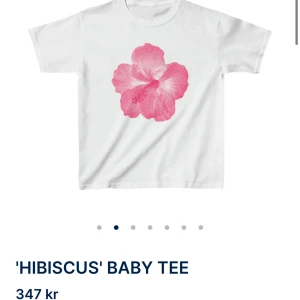 Baby tee - Superfin baby tee från det populära märket in print we trust. T-shirten är endast använd en gång & i mycket bra skick, men behövs strykas innan användning! Strl M, men skulle säga att den är mer som en S🤍