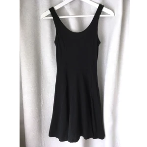 Svart skater klänning, stl 36 S, bomull, miniklänning, cirkelkjol, basic, klockad - Svart enkel bomullsklänning med cirkelskuren kjol, djupare ringning bak. Något urtvättad samt lätt missfärgad vid armarna. Mått i cm: bröstvidd 32; längd från axeln 77.