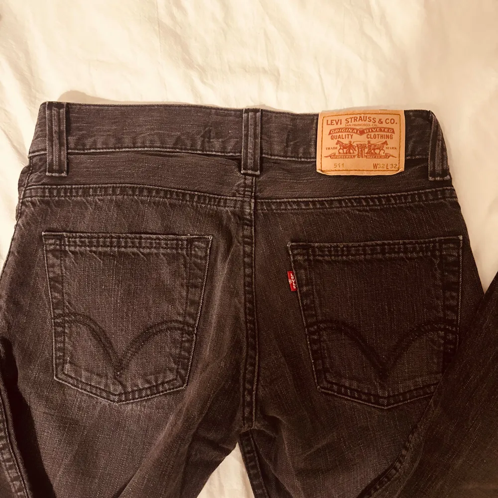Säljer dessa levis jeans eftersom de är lite förstora på mig i midjan❤️ skulle säga att de sitter som S❤️gammal bootcut modell❤️. Jeans & Byxor.