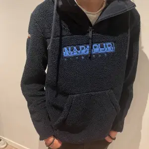 Napajiri halv zip fleece!! Storlek S! Använd fåtal gånger! Köpt för 2500kr✨