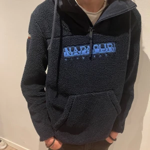 Napajiri fleece jacka  - Napajiri halv zip fleece!! Storlek S! Använd fåtal gånger! Köpt för 2500kr✨