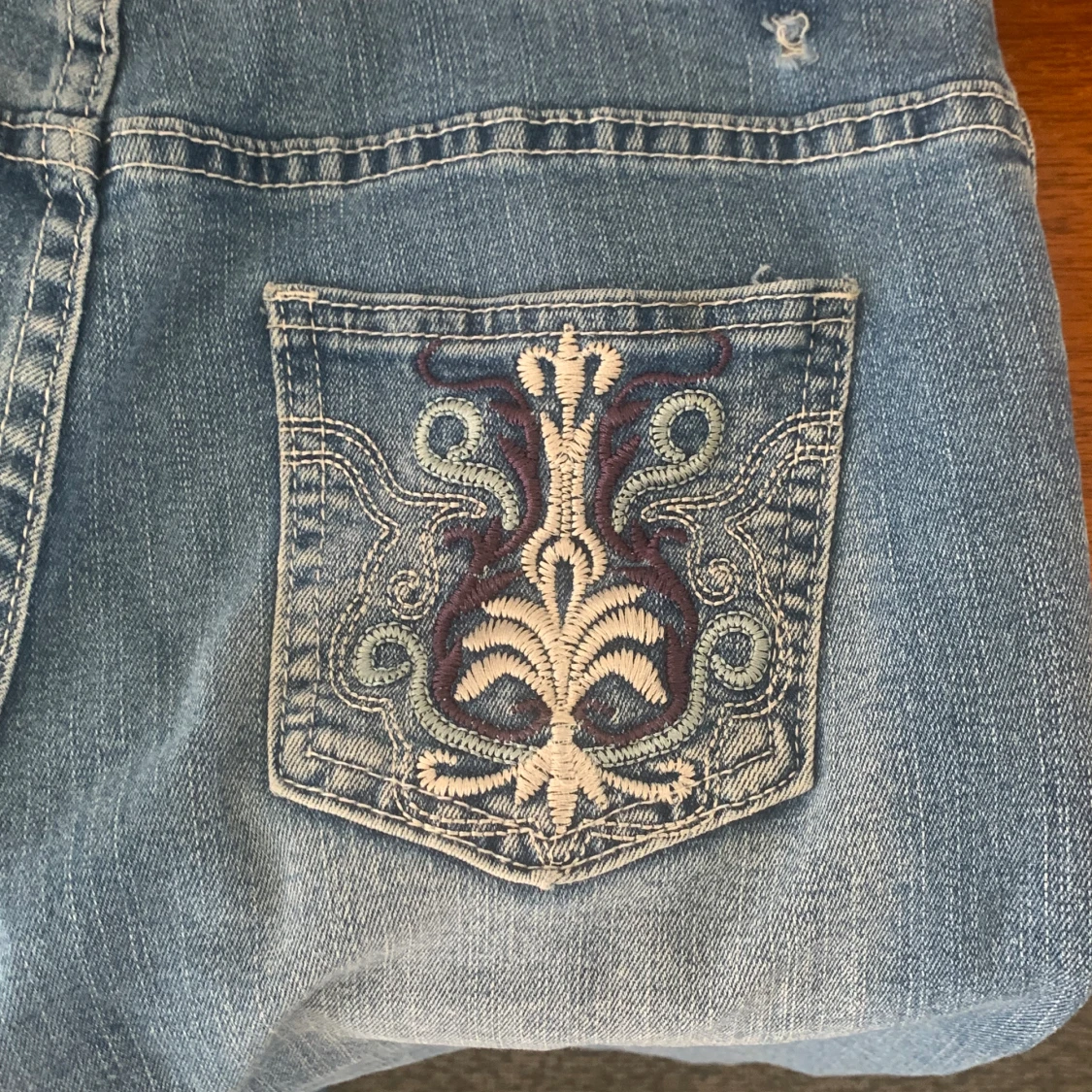 Jeans med broderade fickor - 91