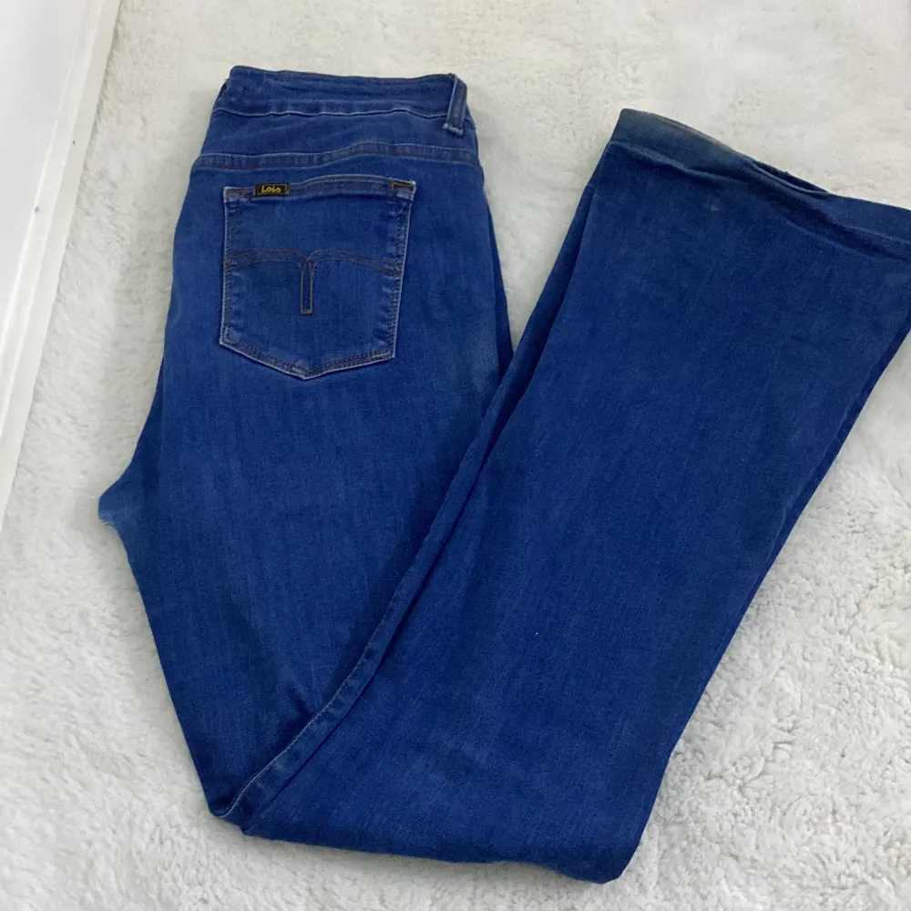 Snygga jeans med snygga fickor.   Jätte fina mörkblåa bootcut jeans med fina fickor. Kommer inte till andvändning,mycket fint skick💗 . Jeans & Byxor.