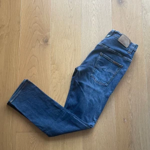 Nudie Jeans - Säljer dessa ass feta Nudie Jeans i den eftertraktade modellen ”Thin Finn” | Skick 9/10 | Nypris ca 1200 | Strl 30/34 | För mer frågor eller funderingar kom pm! Pris kan diskuteras vid snabb affär