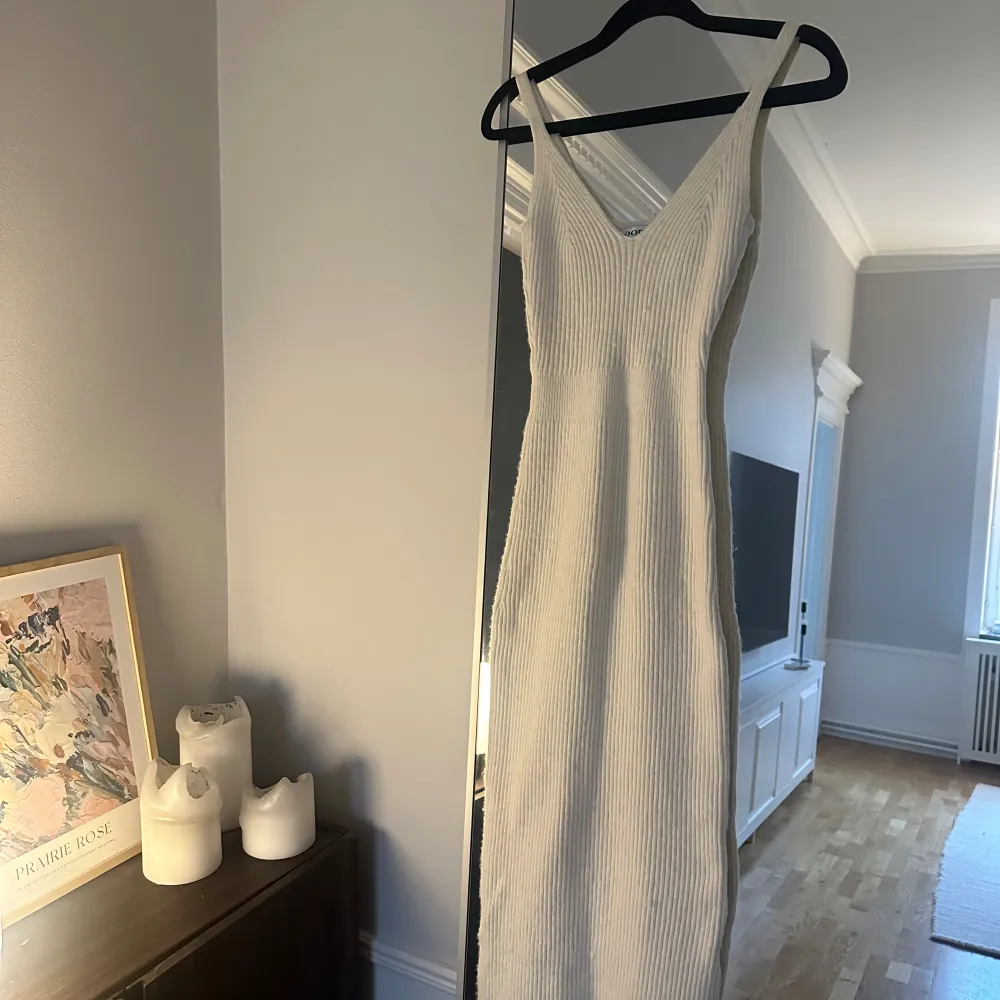 Vit/creme färgad klänning från adoore i storlek 36. Endast använd en gång, ordinarie pris 1395kr och modellen på hemsidan heter ”Florí slip dress”🤍. Klänningar.