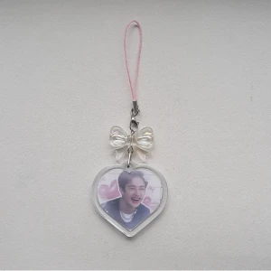 Bangchan heart bow phonecharm/keychain - Dm för att köpa eller klicka på köp nu knappen! 