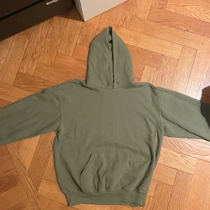 Forrest Green Blank Hoodie  - Forest green blank hoodie stolek medium  Längd-63cm arm-49cm armhåla- 56cm