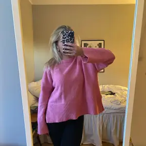 Supersnygg rosa stickad tröja nästan helt oanvänd!! Storlek S!🥰