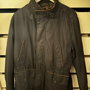 Massimo Dutti jacka - Massimo Dutti jacka i storlek XL. Skriv om frågor!