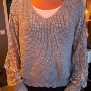 Stickad tröja - Jättefin stickad tröja från shein i storlek 38, den är spetsig på armarna och jätteskön! Den ät använd 2 gånger❤️