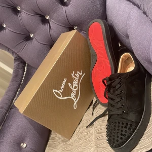 Loubs  - Hej, Säljer dessa Louboutins som jag har använt ett par gånger. Skorna har inga hål, Man får box och kvitto för endast 1499! Man får också en Canada goose mössa gratis på köpet!