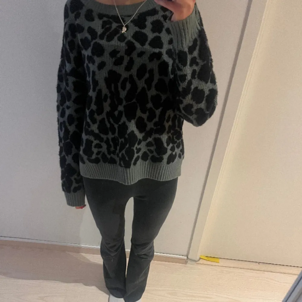 Säljer denna jätte fina och Coola leopard tröjan, storlek L men passar på mig som brukar ha S. Tröjor & Koftor.