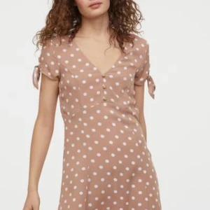 H&M prickig klänning 36 - H&M Divided beige/puderrosa klänning stl 36, mer som 34. Fint skick, använd någon enstaka gång. 🌸 Vi tvättar parfymfritt, röker INTE men katt finns i hemmet sedan några veckor tillbaka.