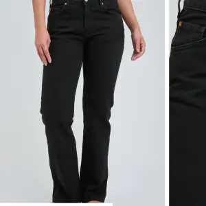 Säljer mina ”Low waist jeans 510” från Bik Bok i färgen svart. Storleken är W24-L34 och är långa på mig som är 175. Ordinarie pris är 699 och säljer de för 400. Använt några gånger men fortfarande i bra skick. Skriv för fler bilder!