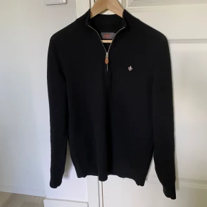 Morris halfzip tröja - Säljer nu denna schysta halfzipen från Morris. Sparsamt använd, skick 9.5/10.  Vid frågor eller fler bilder är det bara att höra av sig!