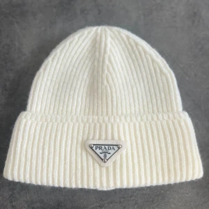 Mössa - Fin prada mössa som jag aldrig använt därför säljer jag den. 