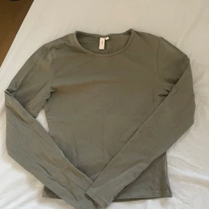 basic topp - säljer min militärgröna basic topp från nelly🫶🏼säljer pågrund av att den inte används längre💗använd ett par gånger men har inga defekter⭐️kontakta om du har några frågor🩷