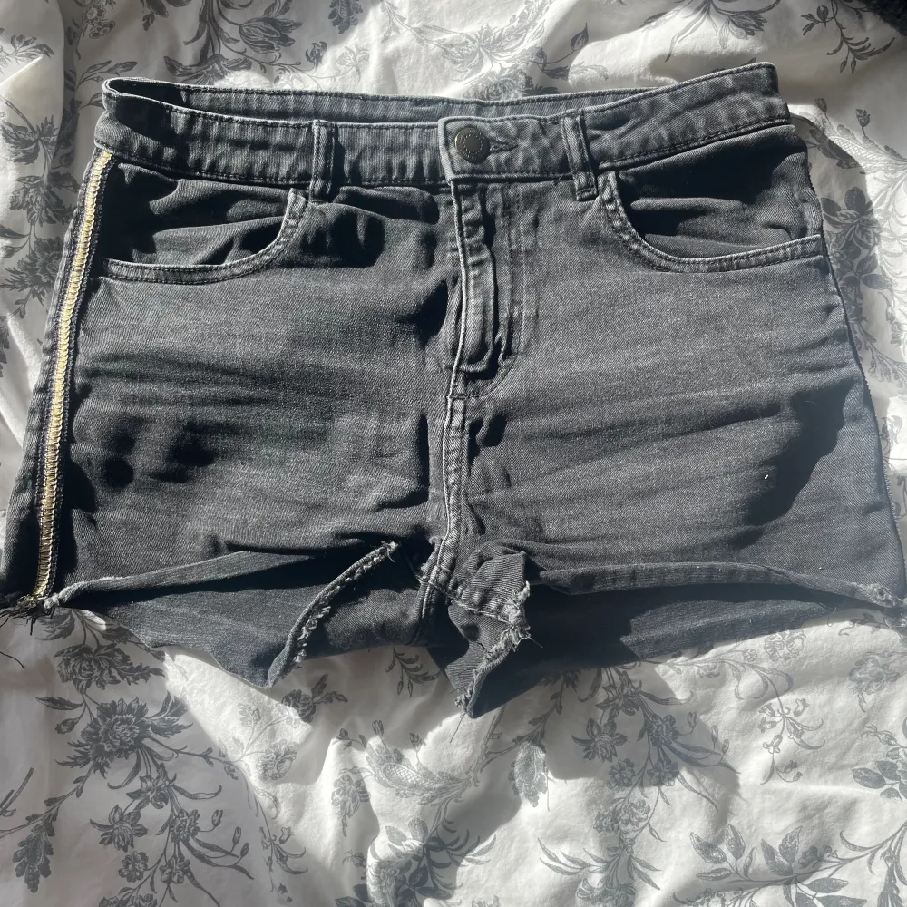 Svarta jeans shorts med en guldig rand på vardera sida. Lite urtvättade men annars i mycket gott skick💕Hör helst av dig innan du köper, köp görs via ”köp nu”💕. Shorts.
