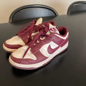 Nike dunk low dam strl 38.5  - Säljer dessa pga använder ej längre. Pris kan diskuteras <3
