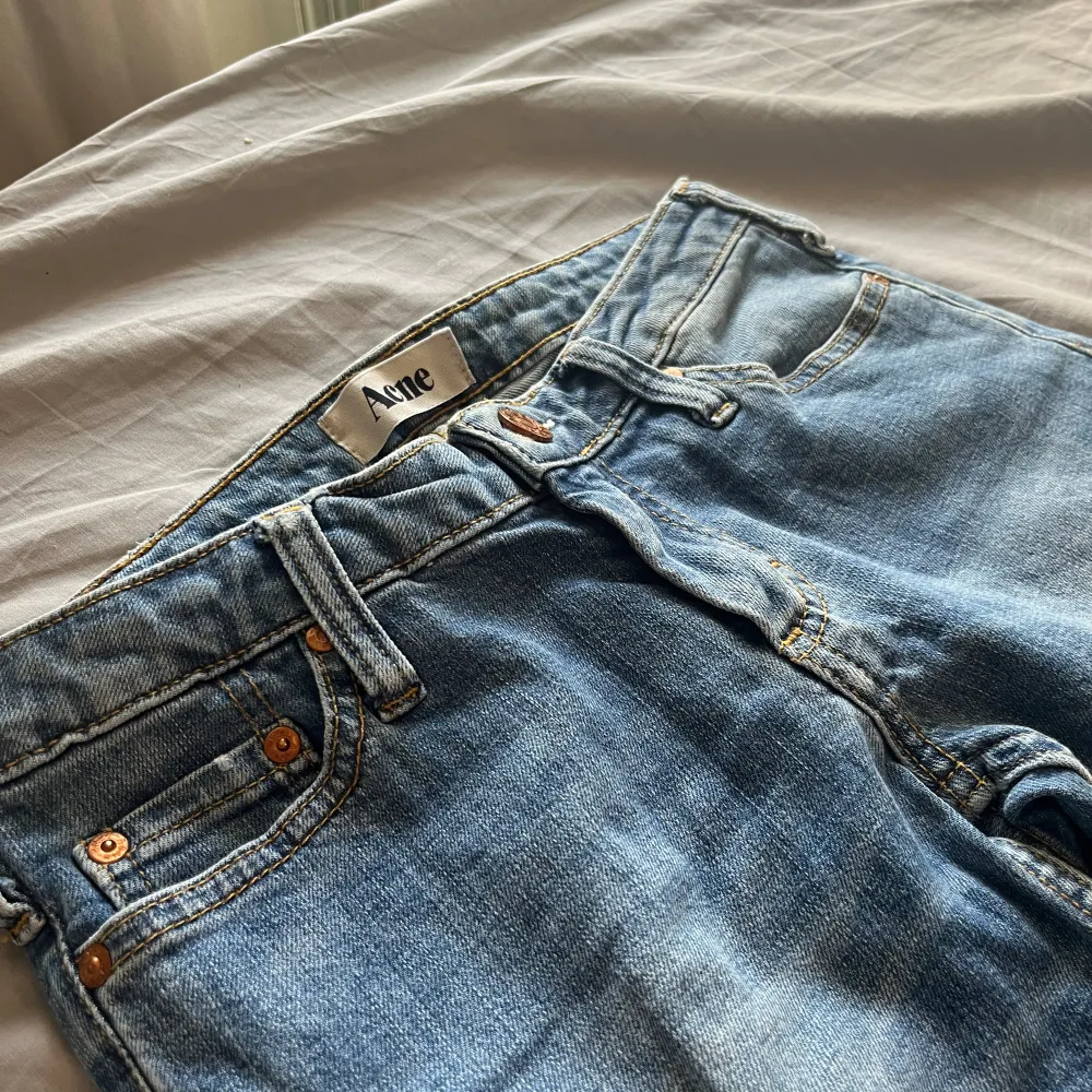 Snygga blåa Acne jeans, i bra skick. Midjemått: 35 cm Längd: 97 cm. Jeans & Byxor.