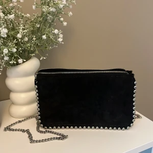 Svartväska - Axelremsväska från zara Sällan använd Skriv för fler bilder 🖤