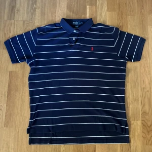 säljer min mörkblåa Ralph Lauren Polo tröja - 9/10 skick 100% bomull