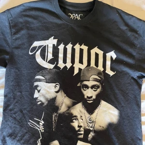 T-shirt med tryck - Oversized 2pac t-shirt, välanvänt utan defekter
