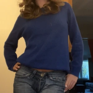 Slutsåld marinblå stickad tröja  - Säljer denna skit snygga marinblå stickade tröjan från Vila. Den är mjuk och sticks inte alls. Den är slutsåld online. 