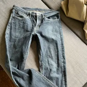 Snygga jeans från Levis, lite tajtare modell skulle jag säga men beror såklart på kroppsform! Hittar tyvärr inte vad modellen heter :(  Strl W34 L32 350kr  Köparen står för frakten💕