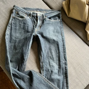 Jeans Levi’s - Snygga jeans från Levis, lite tajtare modell skulle jag säga men beror såklart på kroppsform! Hittar tyvärr inte vad modellen heter :(  Strl W34 L32 350kr  Köparen står för frakten💕