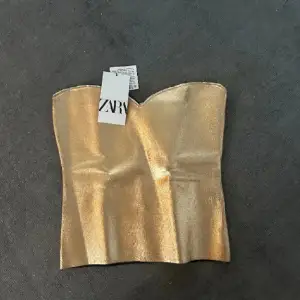 Helt oanvänd guldig tubtopp från Zara i strl S💕(Prislappen finns kvar) 